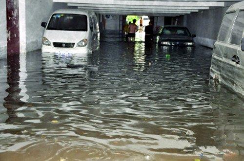 圍觀城市遇大雨時充氣囊在電力搶修中的快速應(yīng)用