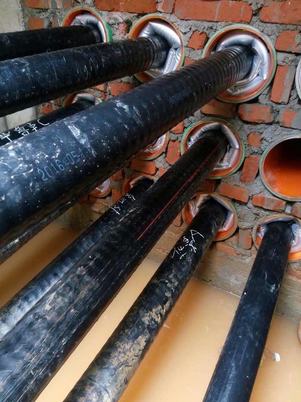 圍觀城市遇大雨時充氣囊在電力搶修中的快速應(yīng)用